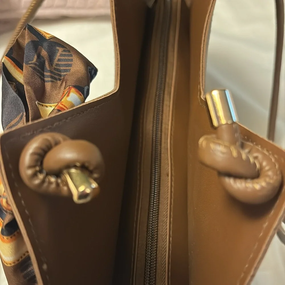 Elegant Geometric Tote. Shoulder/Handbag with Scarf.
New w/o tags. Xich Xichan - Picture 3 of 12